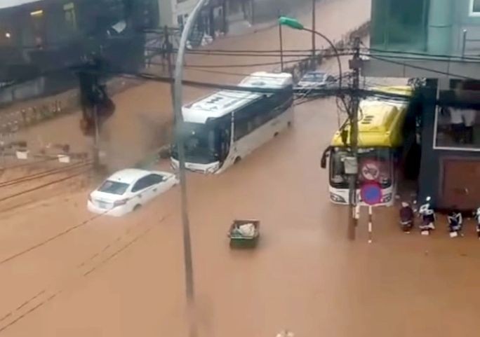 大勒市中心区大雨倾盆过后严重受淹。（图：长元）
