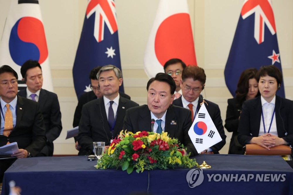 当地时间7月12日，在维尔纽斯，尹锡悦（中）出席韩日澳新AP4峰会并发言。（图：韩联社）