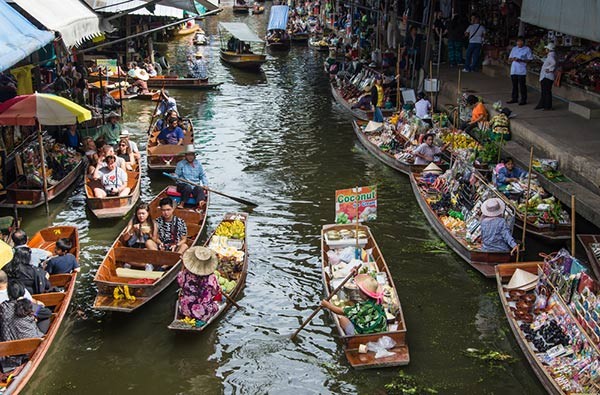 泰国“丹能莎朵水上市场”。