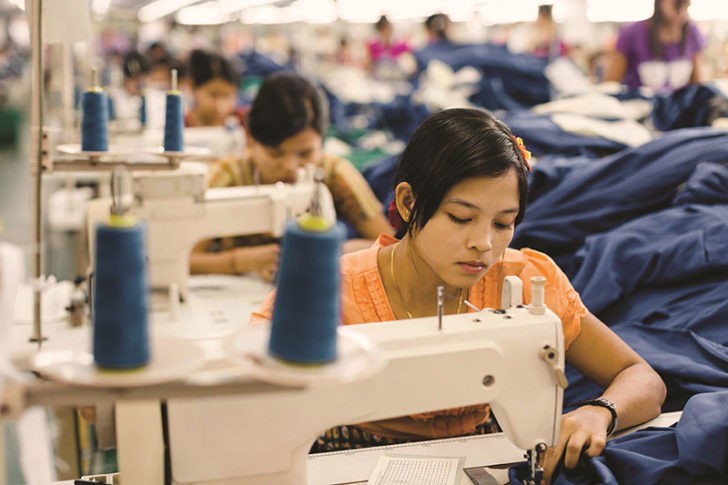 图为泰国女工在成衣厂车间制衣。（示意图：互联网）