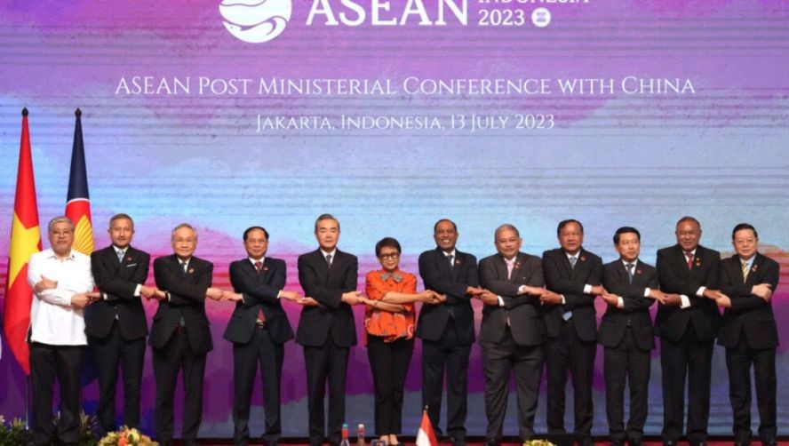 越南外长裴青山(左四)与东盟-中国外长会议与会代表合影。（图：越通社）