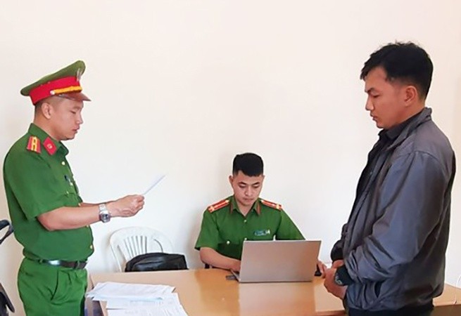 执法警员向嫌犯阮祥科宣读拘捕令。（图：警方提供）