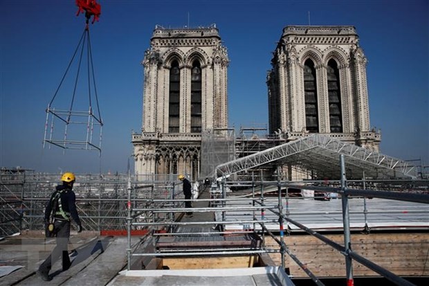 当地时间2021年4月15日，法国巴黎，工人在巴黎圣母院顶端工作。（图：AFP）