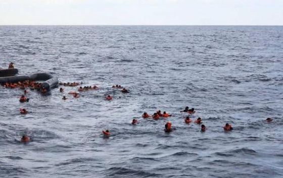 非政府组织的“张开双臂”小组在地中海沿岸营救移民和难民。（图：AP）
