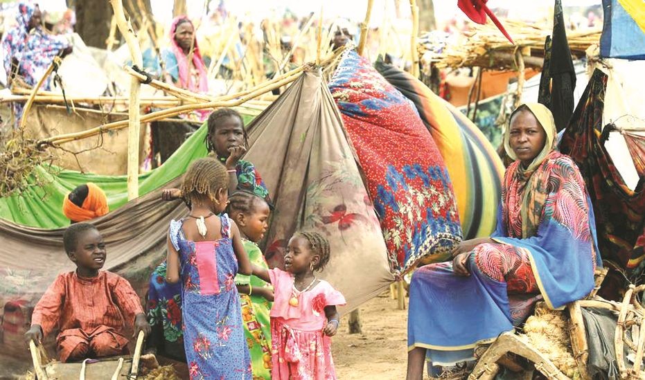 人们在距离乍得与苏丹边界５公里处的一个难民入境点寻求庇护。（图：联合国）