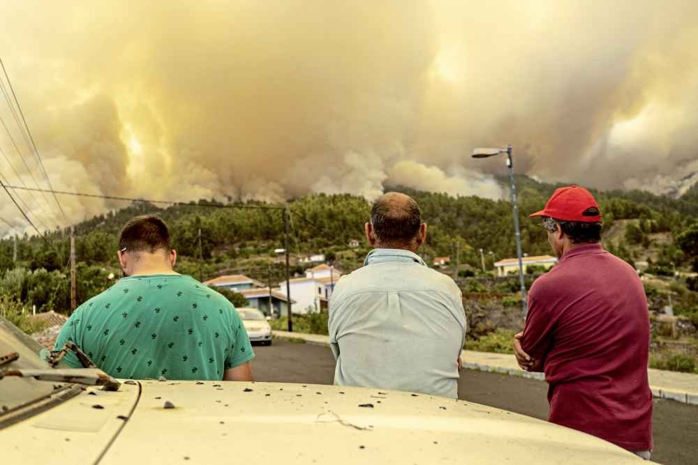 西班牙拉帕尔马岛发生林火，火势蔓延极快。（图：互联网）