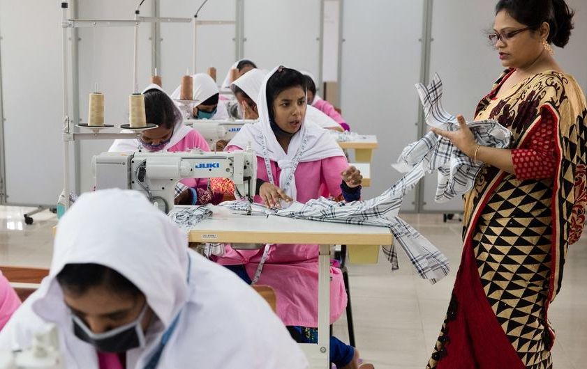 在孟加拉国达卡参加缝纫培训的年轻女性。（图：联合国）