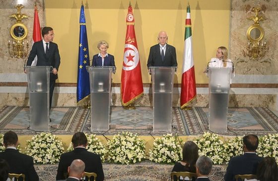 荷兰首相、突尼斯总统、欧盟委员会主席和意大利总理举行联合新闻发布会。（图：AP）