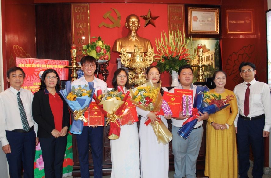 雄王高中学校和黎鸿锋高中专校党支部代表祝贺4位新党员。