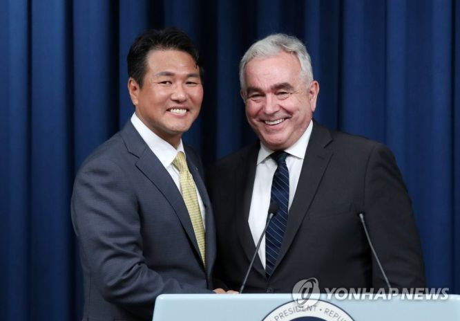 韩国家安保室第一次长金泰孝（左）和美国家安全委员会印太协调员共同会见记者。（图：韩联社）