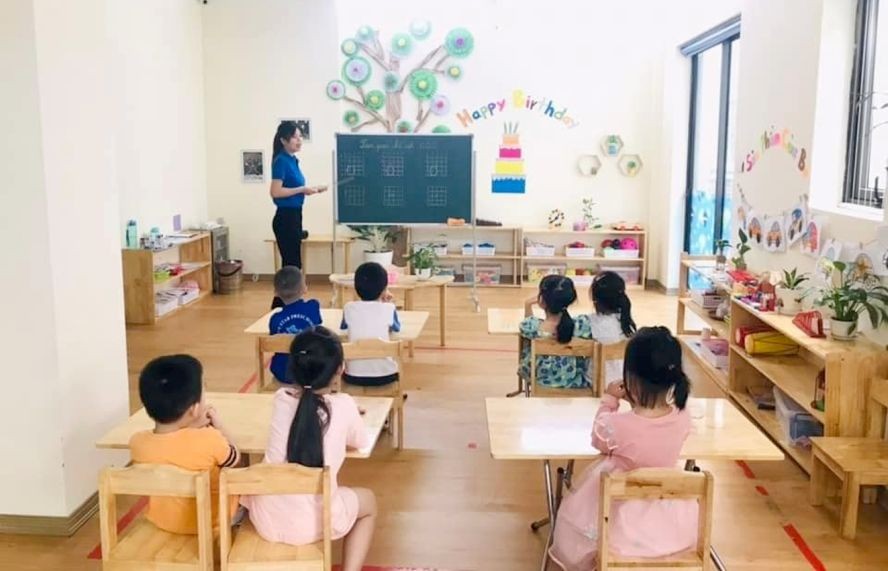 河内市南慈廉郡的一个幼儿园班教导学童识字。