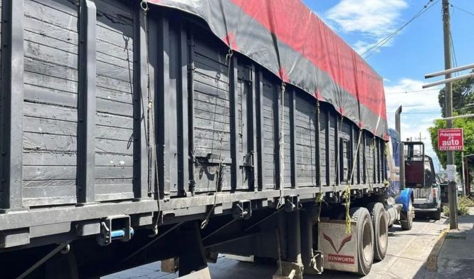 被发现载有206名非法移民的废弃拖车。（图：互联网）