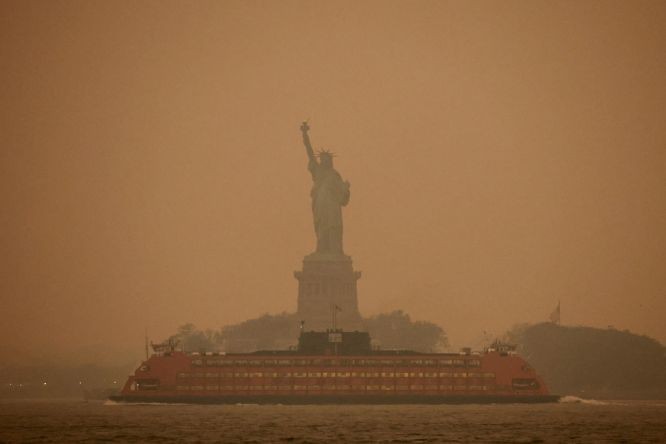 当地时间2023年6月6日，美国纽约的自由女神像笼罩在烟雾中。（图：路透社）