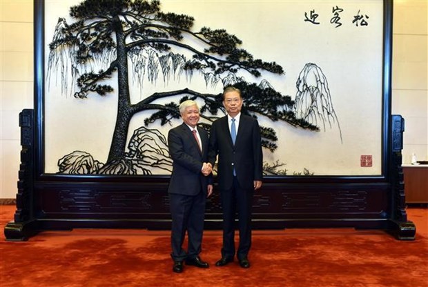 越南祖国阵线中央委员会主席杜文战（左）会见中国全国人大常委会委员长赵乐际。（图：越通社）