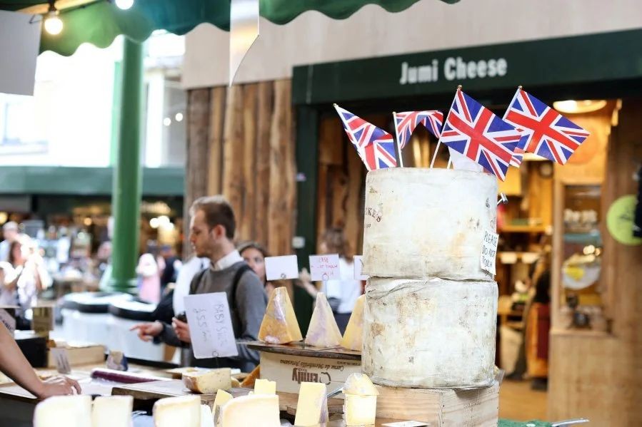 在英国伦敦规模最大，历史最悠久的博罗市场，民众当地时间18日在购物。（图：路透社）