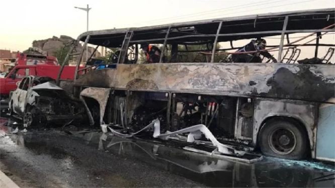 19日凌晨4时许，一辆皮卡车和一辆公共汽车在该国南部塔曼拉塞特省的国道上相撞后起火，造成34人死亡、12人受伤。（图：互联网）