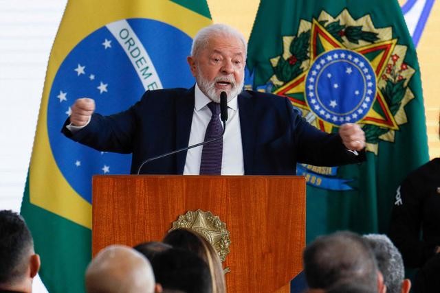 7月21日，在巴西首都巴西利亚，巴西总统路易斯·伊纳西奥·卢拉·达席尔瓦签署政令后发表讲话。（图：AFP）