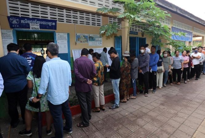 7月23日，选民在柬埔寨首都金边一处投票站排队投票。。（图：新华社）