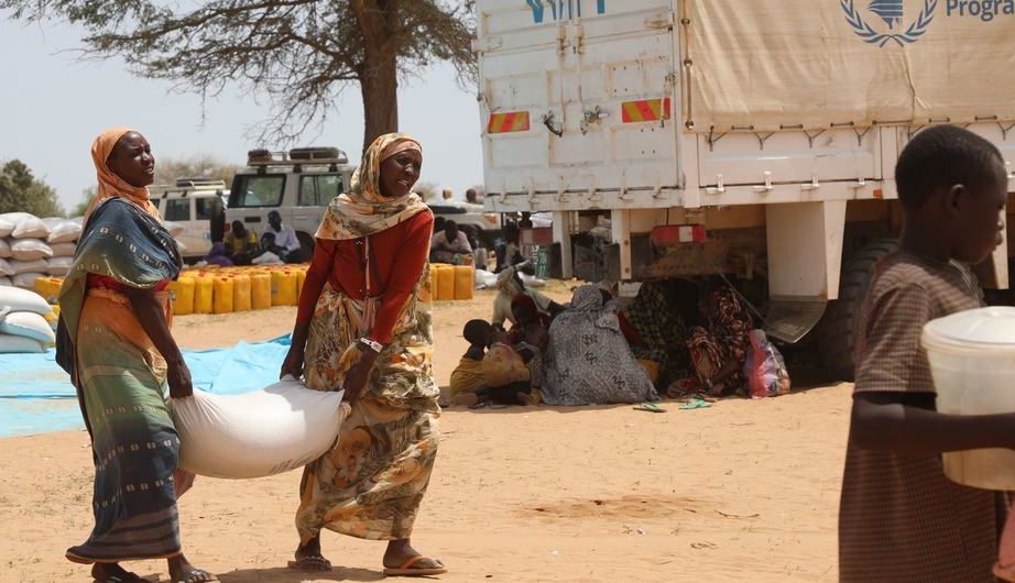 苏丹难民在乍得扎伊布难民营领取食品援助。（图：联合国）