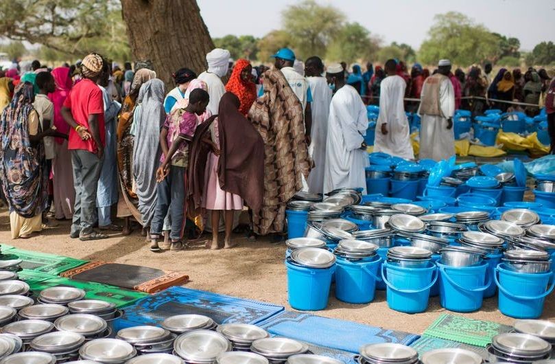 逃离苏丹暴力，抵达乍得的人们正在领取联合国提供的食品和其他救济物品。（图：联合国难民署）