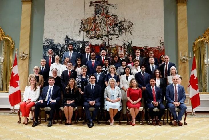加拿大总理特鲁多（前左4）在内阁改组后，与内阁部长们在渥太华的里多厅拍摄大合照。（图：路透社）