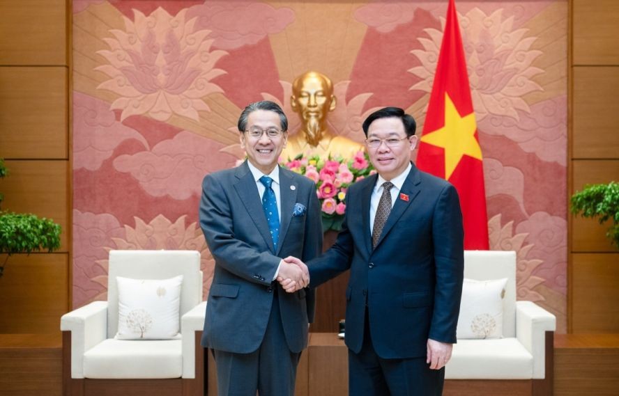 国会主席王廷惠（右）与日本政府内阁特别顾问前田匡史握手合影。（图：国会）