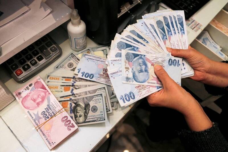 目前，土耳其通货膨胀水平接近40%，去年更一度超过85%，创下24年来最高。图为一名收银员在点数钞票。（示意图：路透社）