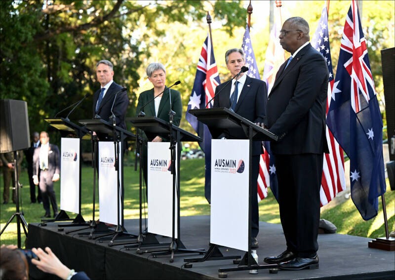 澳洲国防部长马勒斯（左起）、外交部长黄英贤，以及美国国务卿布林肯、国防部长奥斯汀29日在布里斯本举行美澳二加二部长级会谈后，共同召开记者会。 （图：EPA）