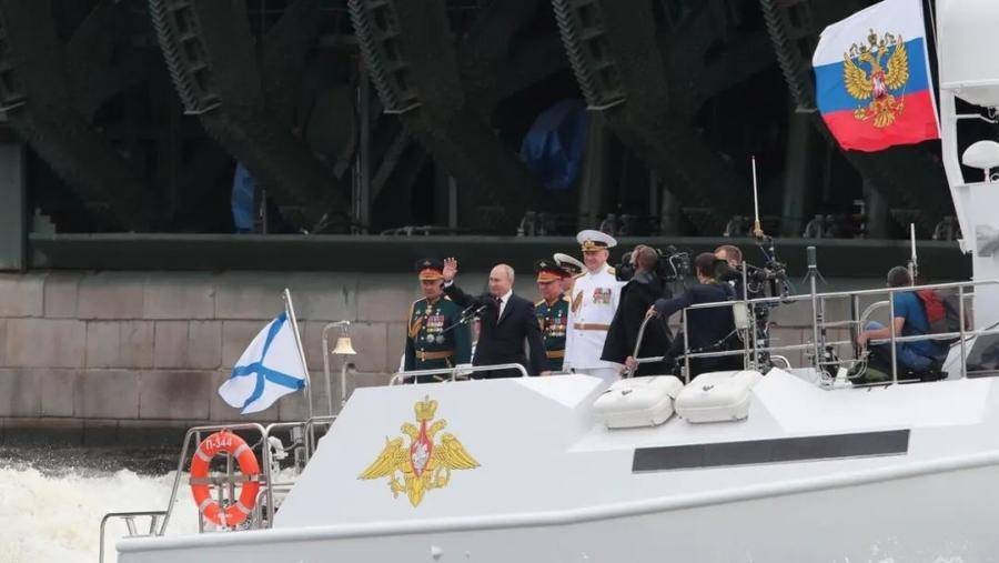 当地时间7月30日，俄罗斯总统普京出席2023年俄罗斯海军节阅兵活动。（图：俄新社）
