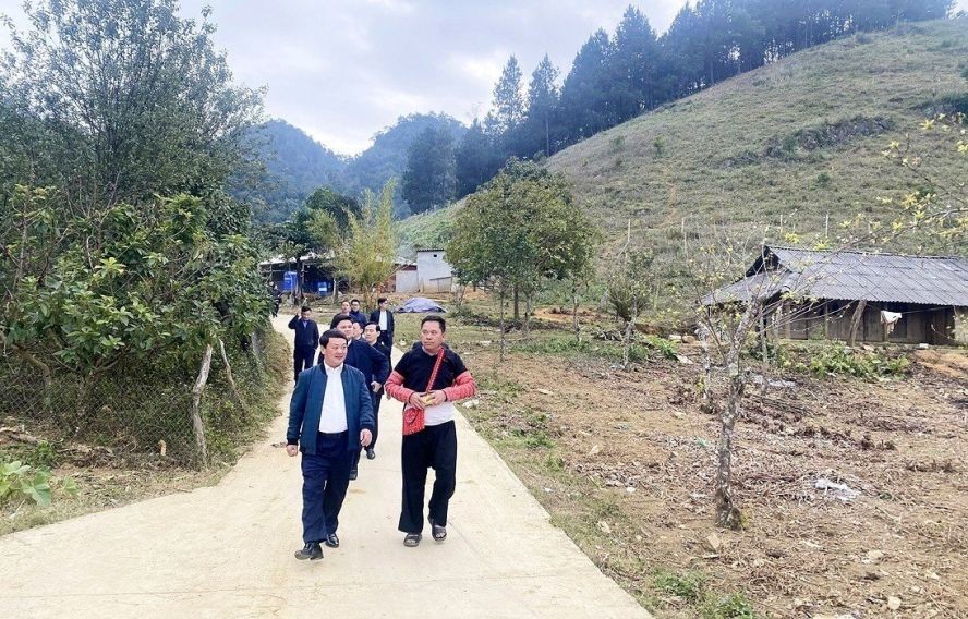 民族委员会主任侯阿令部长与工作团前往山罗省云湖县探望少数民族同胞的一些经济发展模式。