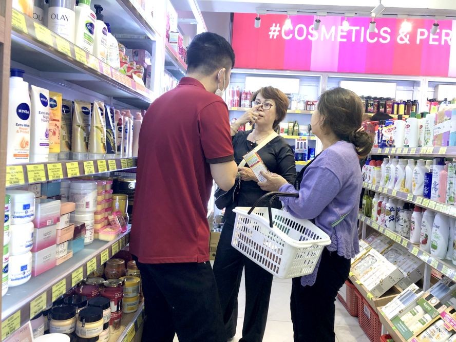 消费者正在棋盘街市某摊位购买保健食品。