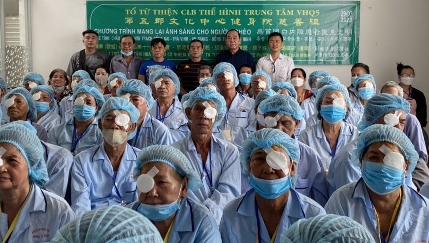 健身院慈善组众人与完成眼科手术人士合照。