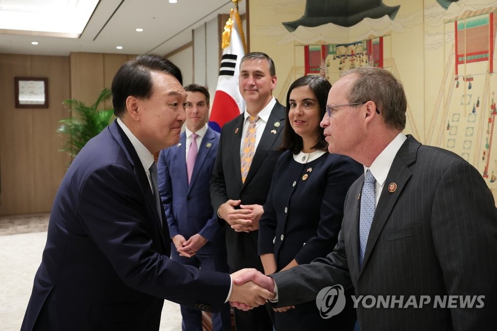 7月31日，在龙山总统府，韩国总统尹锡悦（左）接见到访的美国众议院议员团。（图：韩联社）