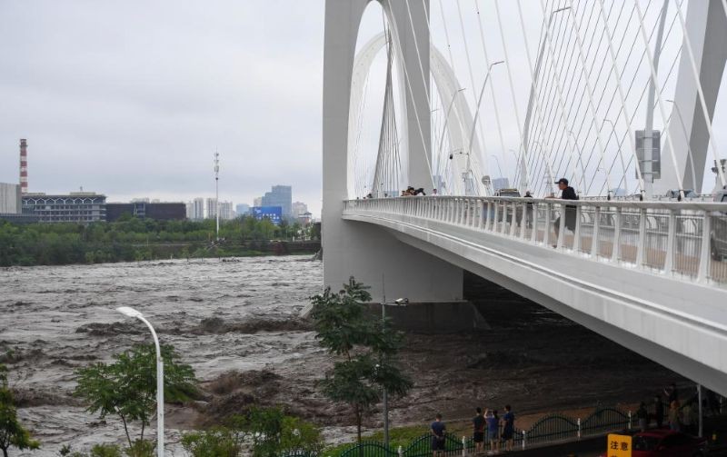 这是7月31日在北京市新首钢大桥上拍摄的永定河水流。北京市水文总站于31日11时发布洪水红色预警。（图：新华社）