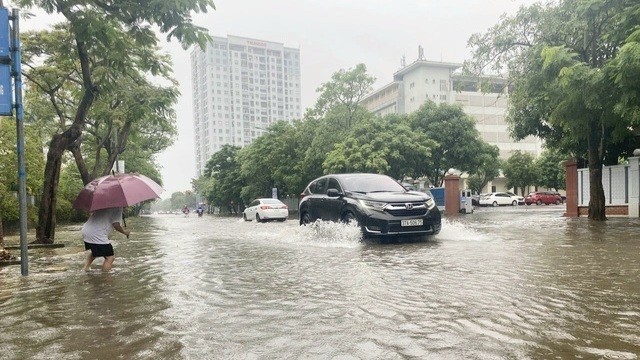由于缺乏同步排水系统，荣市逢大雨多条街道往往遭受严重水淹。（图：国强）
