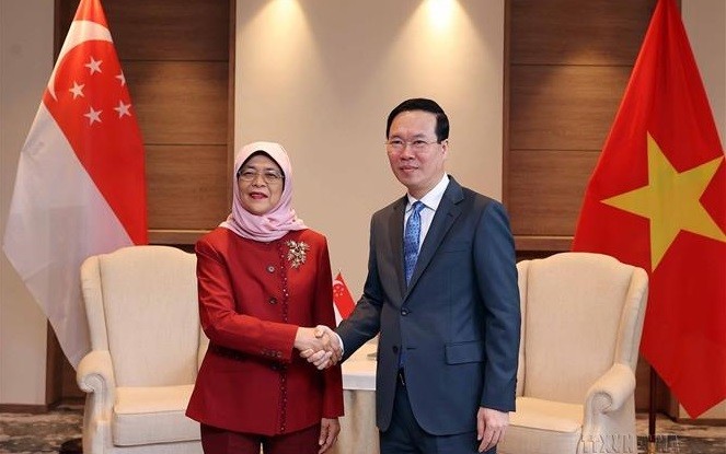5月5日，越南国家主席武文赏（右）会见新加坡总统哈莉玛·雅各布。（图：越通社）