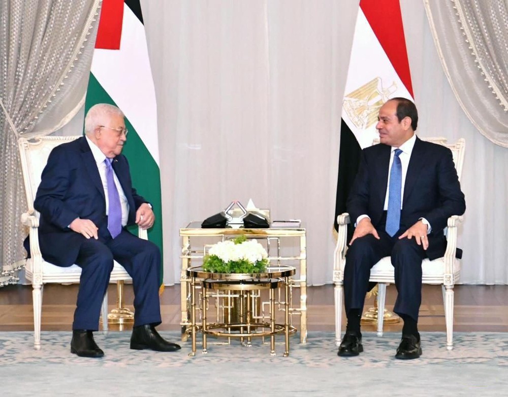 7月31日，埃及总统塞西（右）在埃及新阿拉曼市会见到访的巴勒斯坦总统、巴勒斯坦民族解放运动（法塔赫）主席阿巴斯。（图：新华社）