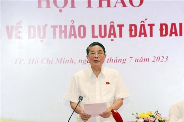 国会副主席阮德海在研讨会上发言。（图：越通社）