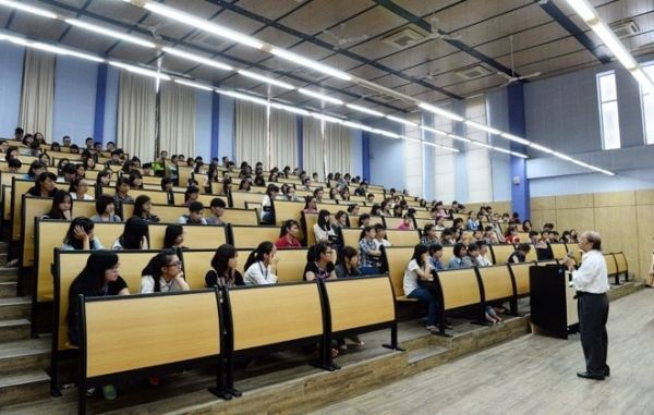大学生在讲堂上听课学习。（示意图：互联网）