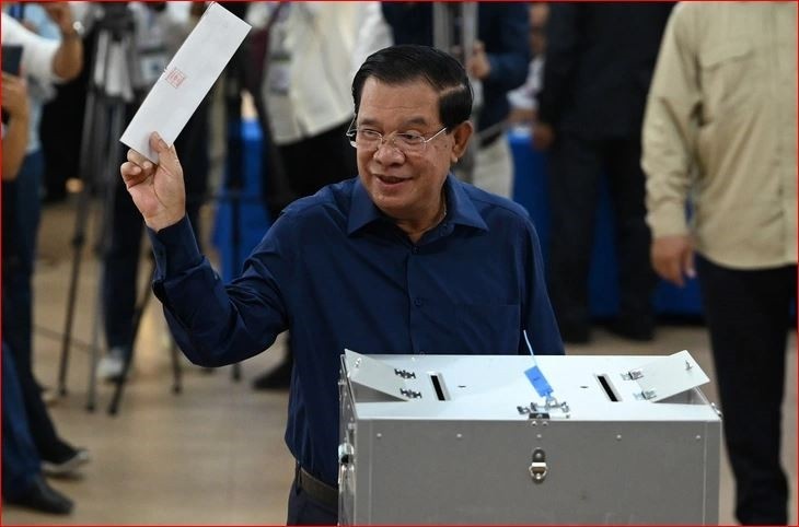 柬埔寨人民党主席、柬埔寨首相洪森参加投票。（图：AFP）