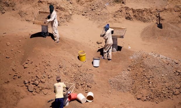 非法钻石开采者在南非被称为“zama-zamas”的非法采矿区进行开采。（图：路透社）