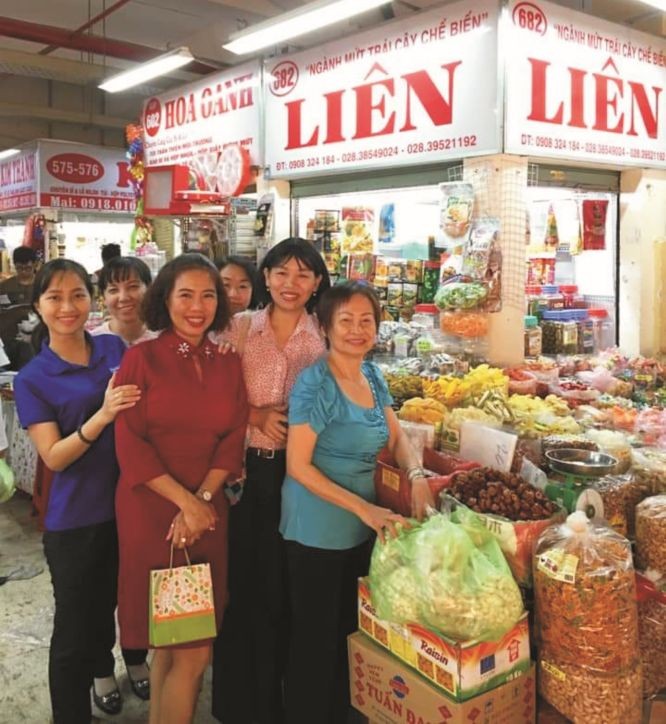 市妇联会领导前往探访平西市场华人商贩应氏莲。