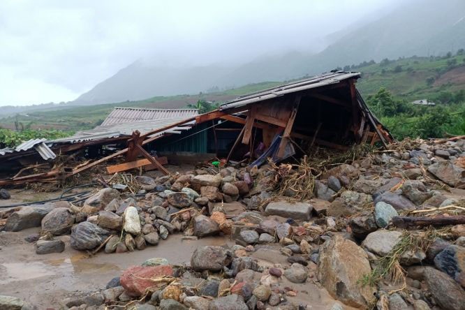 莱州省昙鸳县发生山体滑坡与山洪导致4人死亡。（图：VOV）
