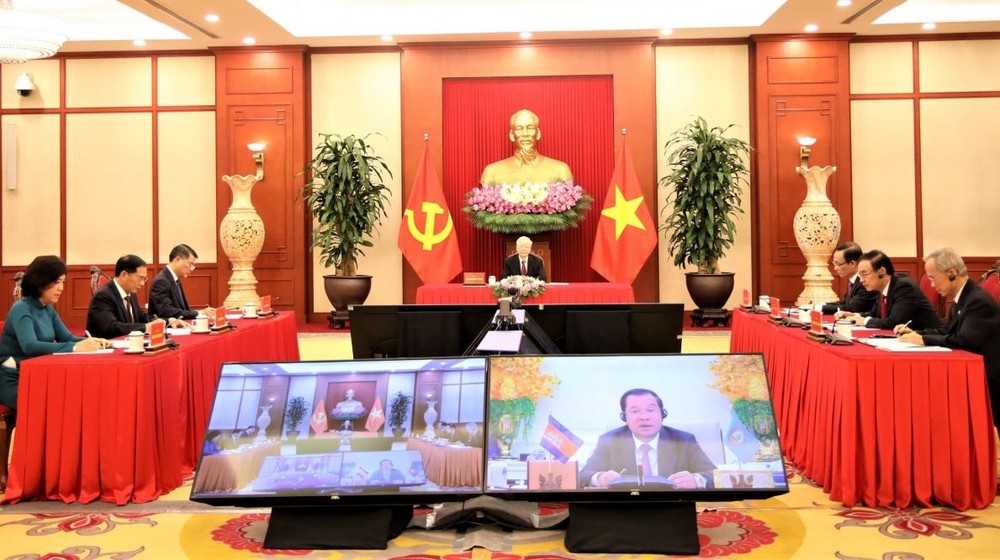 党中央总书记与柬首相通电