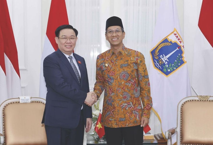 国会主席王廷惠会见印尼大雅加达首都特区省长赫鲁‧布迪哈托诺。（图：越通社）