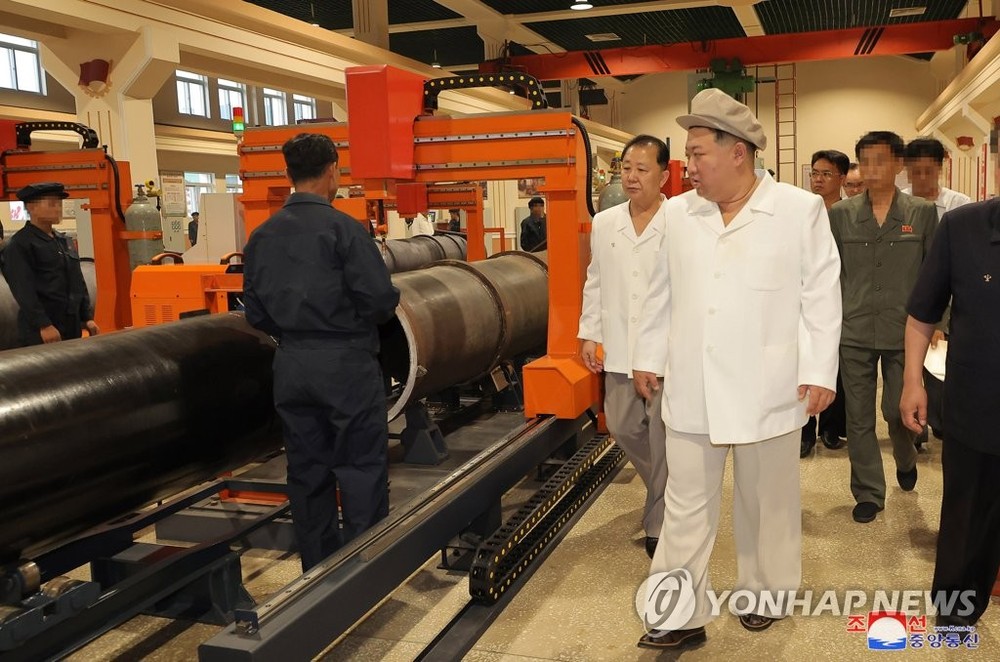 朝鲜国务委员会委员长金正恩（前方）3日至5日接连视察主要军需工厂，强调备战所需的武器装备现代化的重要性。 （图：韩联社/朝中社）