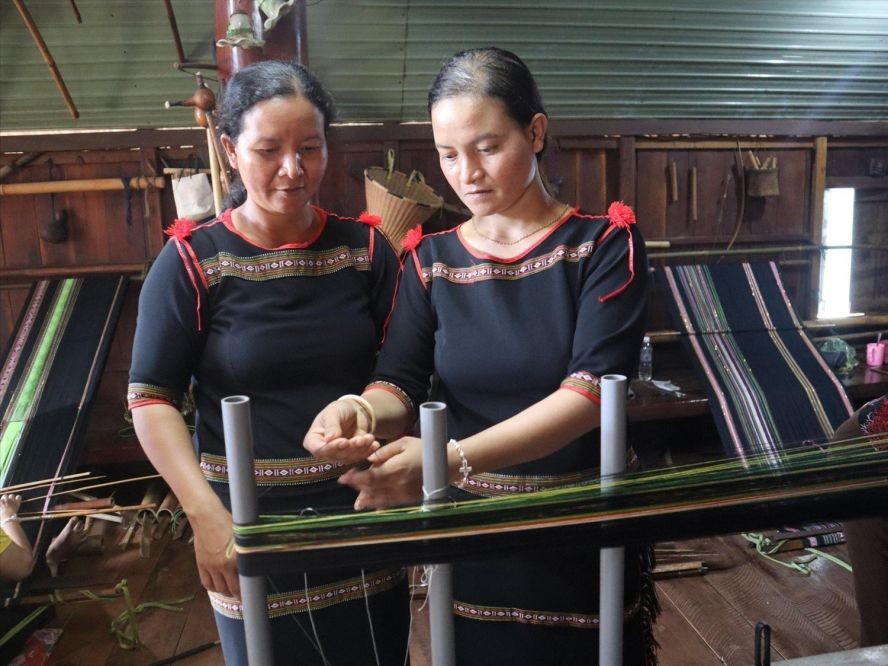 向妇女传授埃德族传统织锦技术。