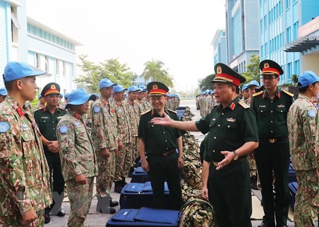 越南国防部副部长黄春战上将与二号工兵队官兵交谈。（图：越通社）