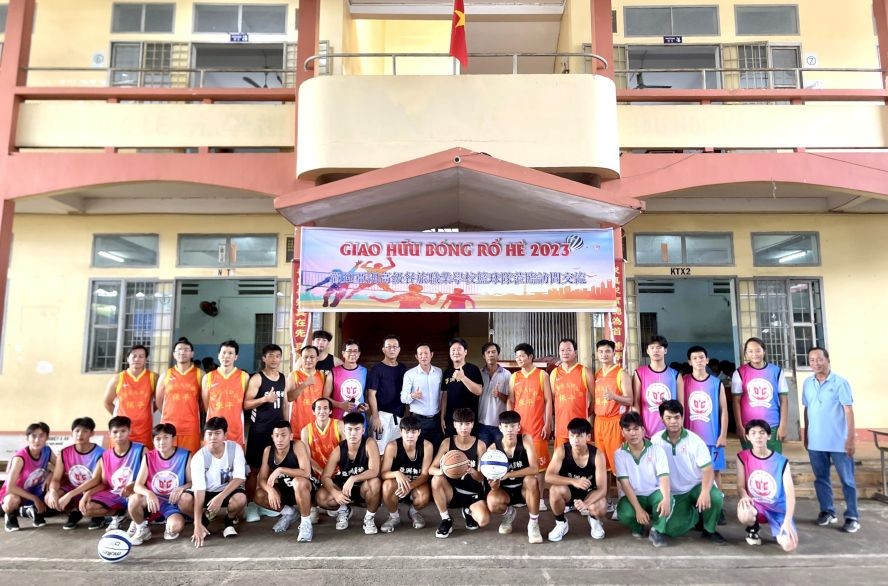 光正、保平篮球队与台南亚洲职校篮球队合照。
