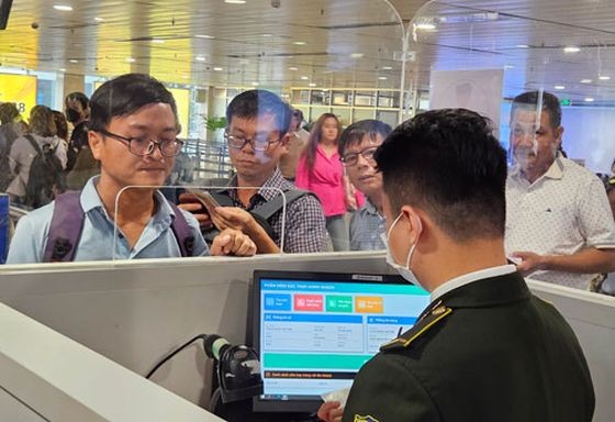 乘客在新山一机场办理安检手续。